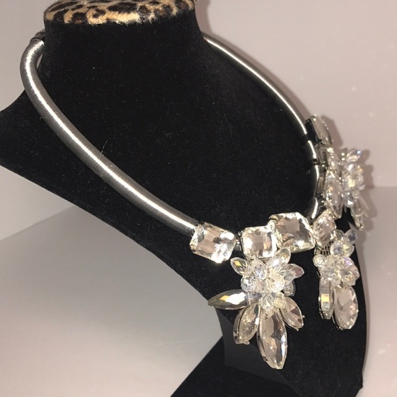 Crystal flower statement necklaces - Picture 5 of 5